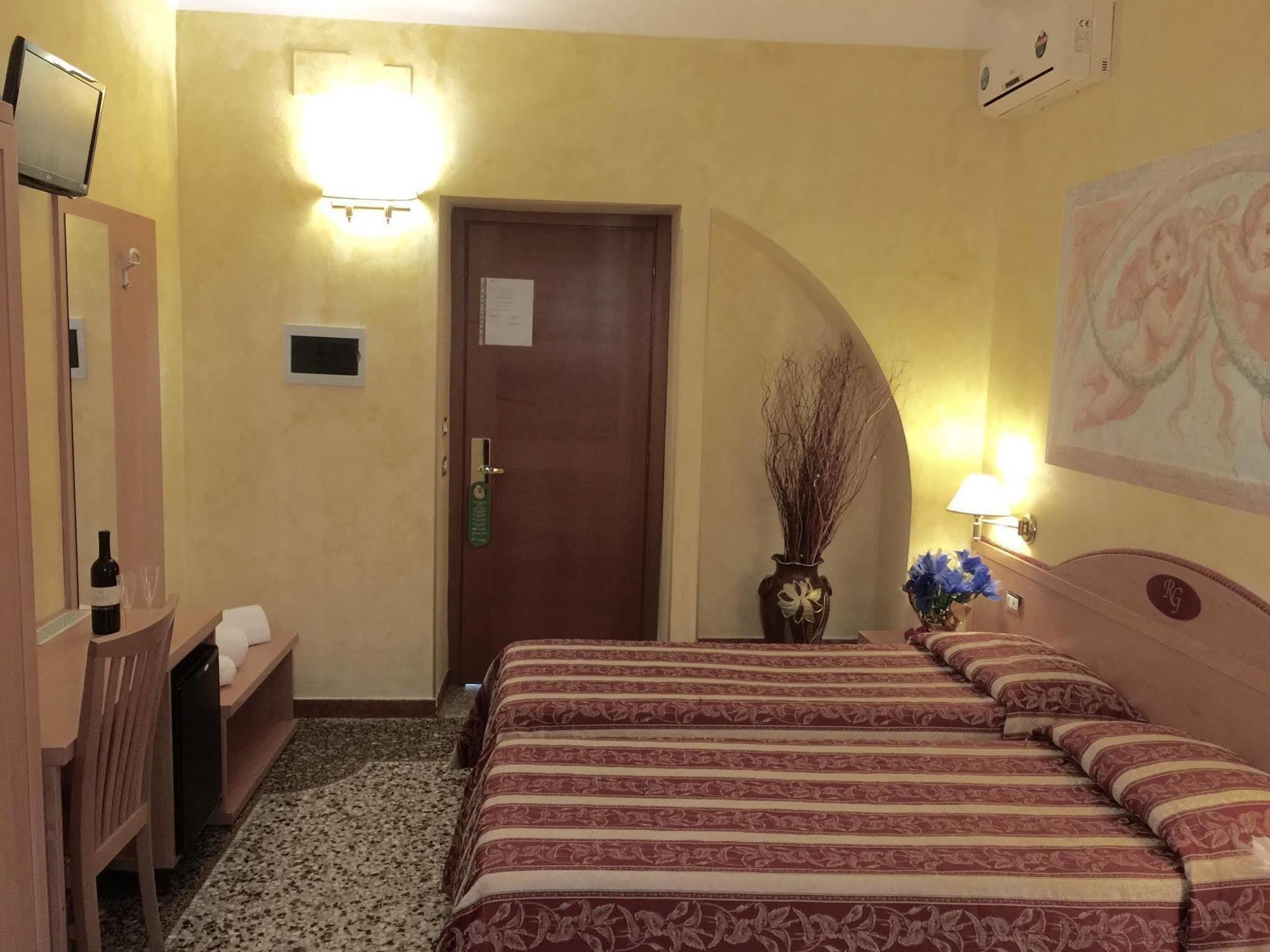 Hostal Legend R.g.